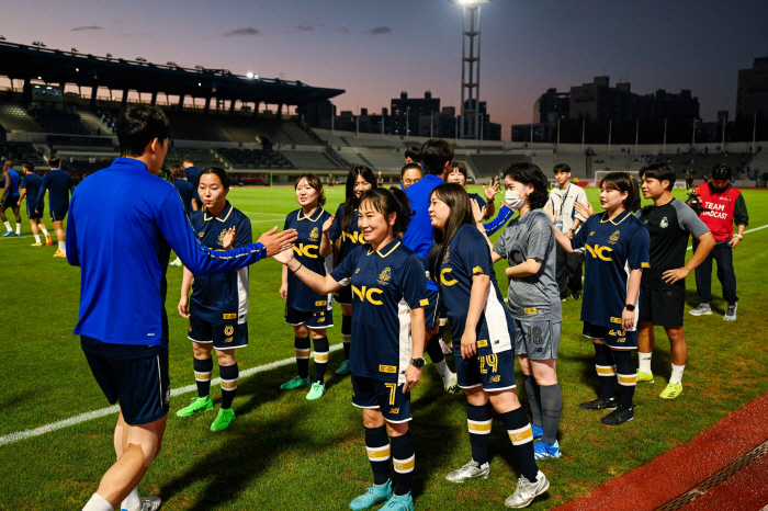 Director Kim Do-kyun's captain's armband delivery'Seoul E-Land hosts a women's futsal competition'Queen Cup opening ceremony'!