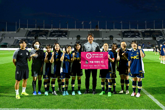 Director Kim Do-kyun's captain's armband delivery'Seoul E-Land hosts a women's futsal competition'Queen Cup opening ceremony'!