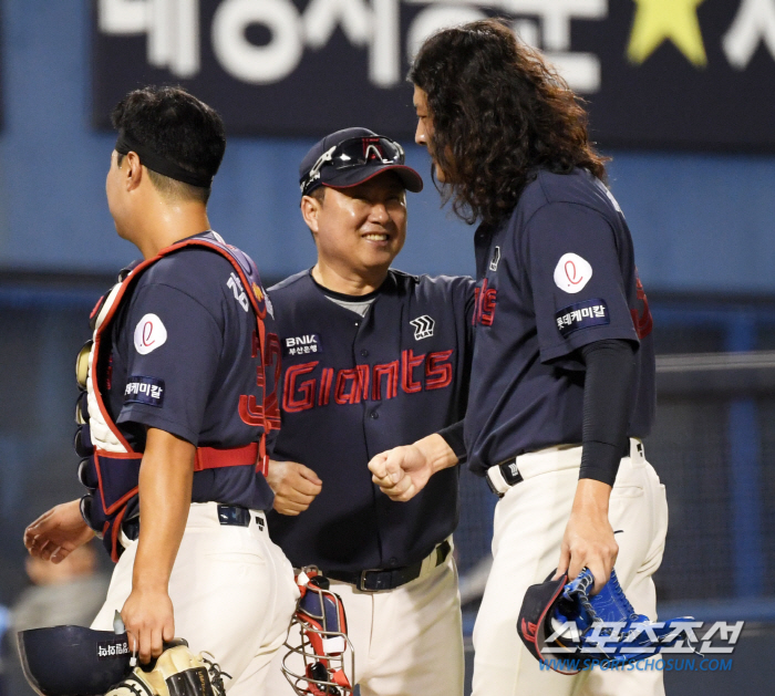 ''Fall out of the 5th round → overpowering the KS team' Lotte coach Kim Tae-hyung''Congratulations on Park Jin's first win' 