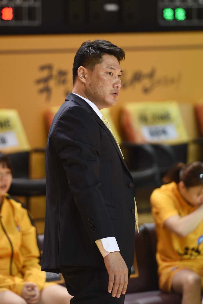 Former KB coach Ahn Deok-soo appointed WKBL secretary-general. What is the reason for the earlier-than-expected internal affairs?