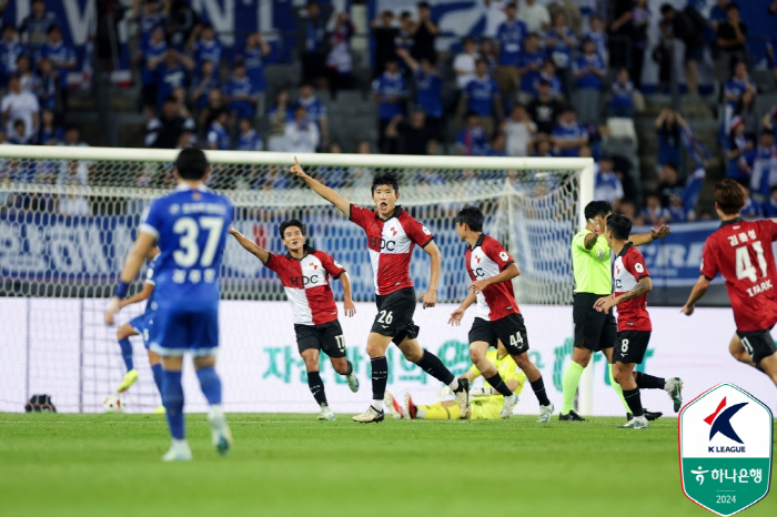  'Performance is frustrating' Suwon's dream of promotion will disappear...0-1 loss to Busan → 6th place fall