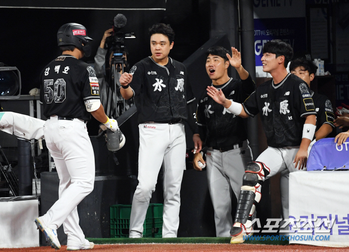 Team batting → final hit for the semifinals even though it has 25 home runs. A genius batter who has recovered his pride. 'Pull and hit on purpose. I'm never satisfied.'