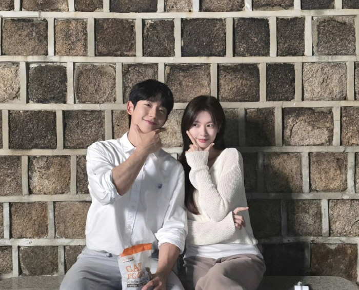 That's why it's me..Jung Hae-in and Jung So-min take a couple picture on the day they leave together