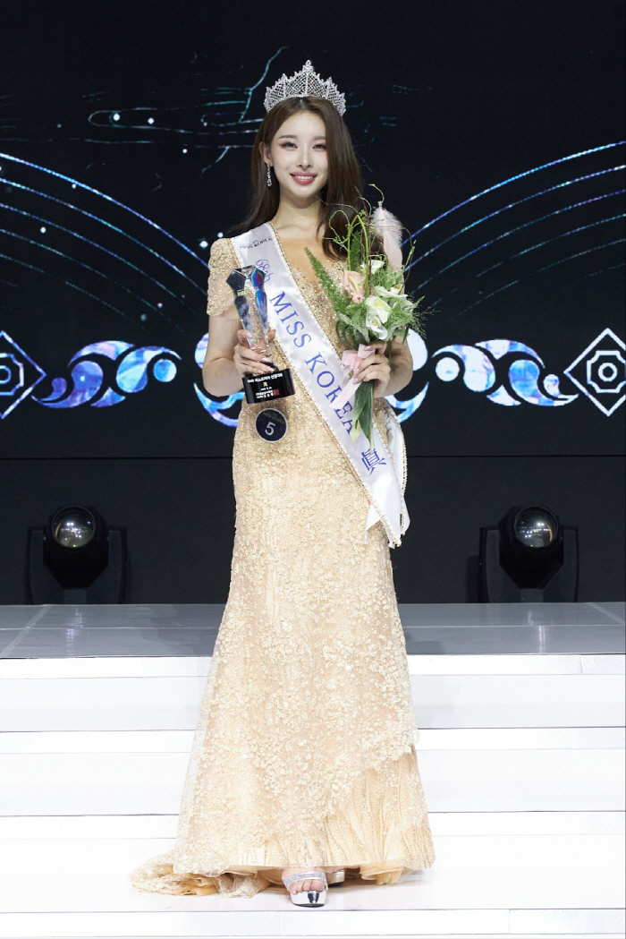 This year's Miss Korea 眞 is Kim Chae-won, a 22-year-old regimental student, and Kim Chae-won, a future film director, the best in beauty and intelligence