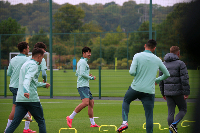  Son Heung-min is ready for the Karabakh match with a smile!