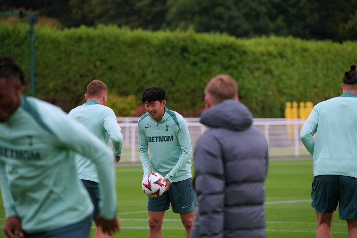  Son Heung-min is ready for the Karabakh match with a smile!