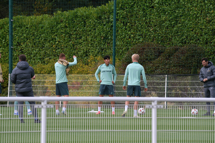  Son Heung-min is ready for the Karabakh match with a smile!