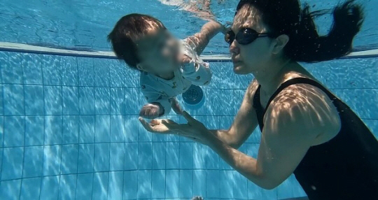 Yoon Jin-seo's 8-month-old daughter 'Open her eyes and swim in the water'Capture 'The fact that she remembers a positive move'