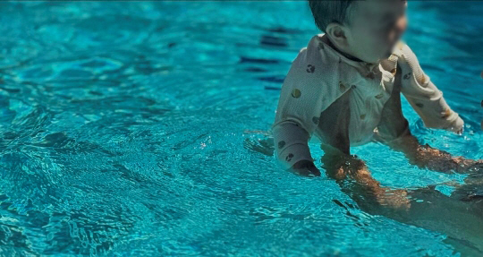 Yoon Jin-seo's 8-month-old daughter 'Open her eyes and swim in the water'Capture 'The fact that she remembers a positive move'