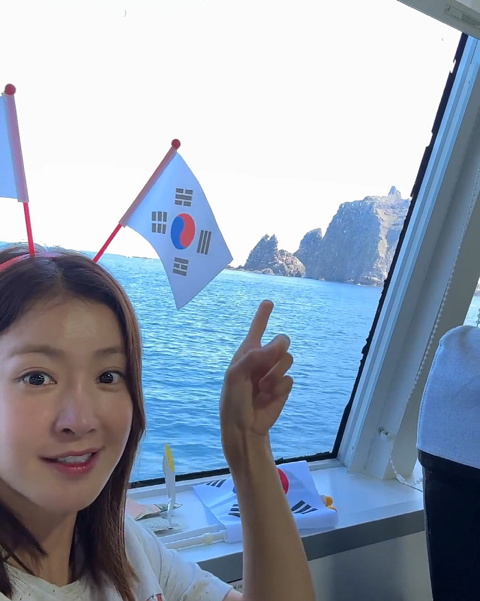 'Dokdo Island is our land' Actor Lee Si-young visited Dokdo and waved the Korean flag→Concept ★ rise