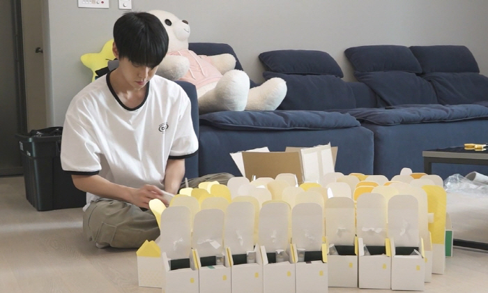 NCT DOYOUNG, are you starting a sideline? Cookies store open 100% hand-made from dough to packaging ('Nahonsan')