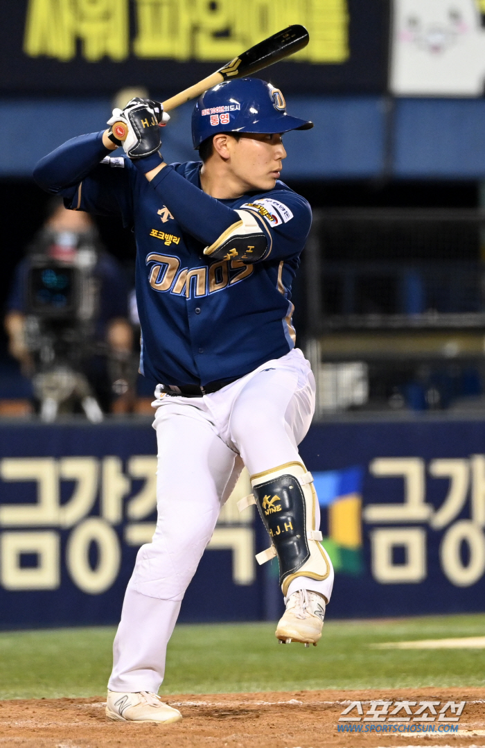 'Promising prospect with four consecutive at-bats home run strength' Finally made his first debut in the first team starting 