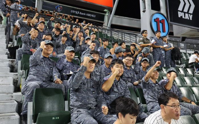 'Thank you for protecting my country.' Lotte supports baseball viewing to boost morale of South Korean soldiers 