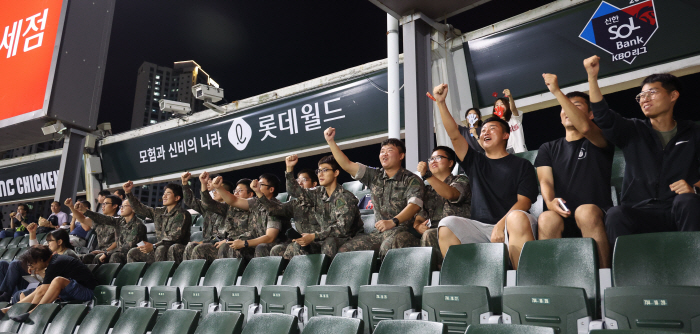 'Thank you for protecting my country.' Lotte supports baseball viewing to boost morale of South Korean soldiers 