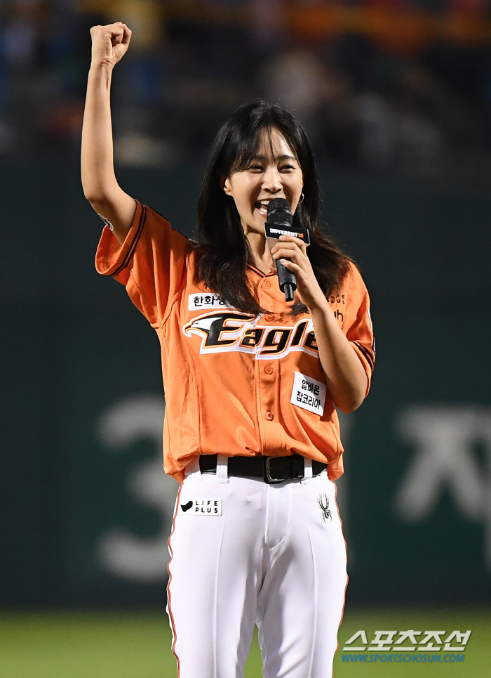  Girls' Generation Yuri 'Eagles fighting'