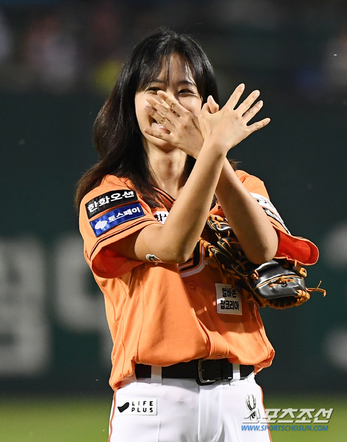  Girls' Generation Yuri, Eagles' real fan's first pitch