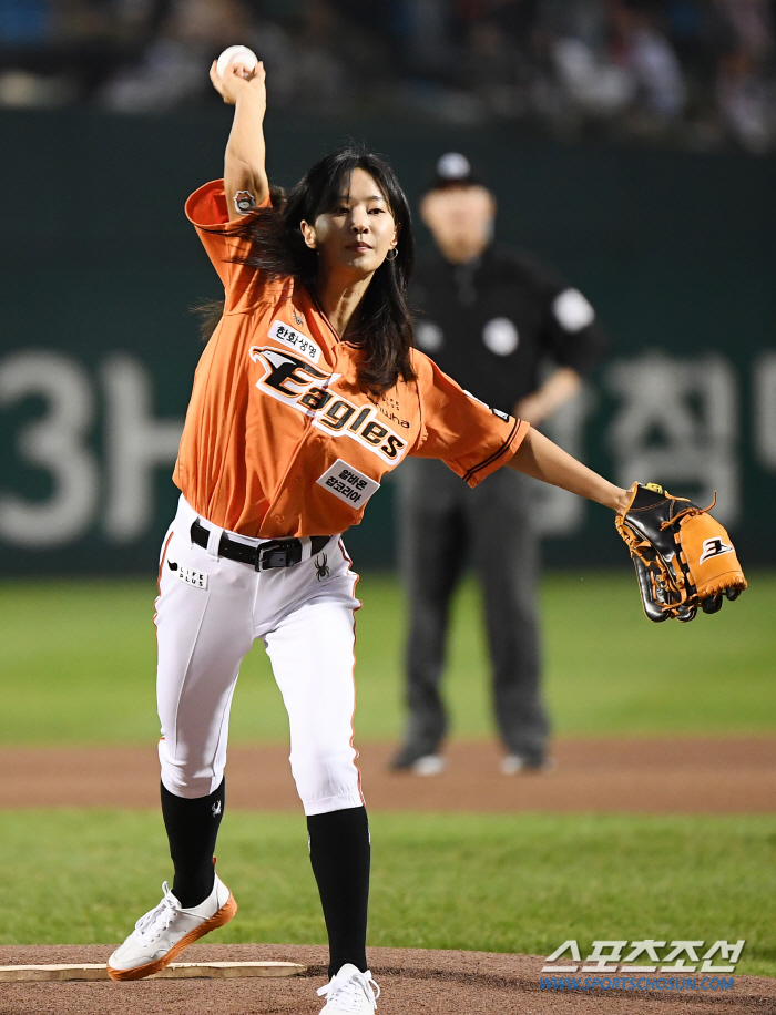  Girls' Generation's Yuri, Eagles' uniform and powerful first pitch