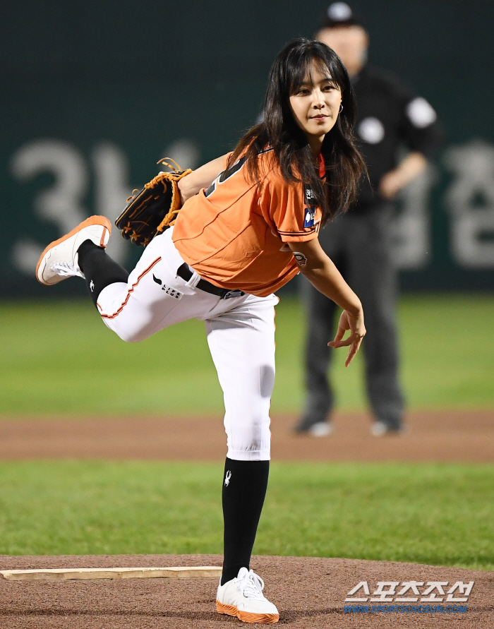  Girls' Generation's Yuri, Eagles' uniform and powerful first pitch