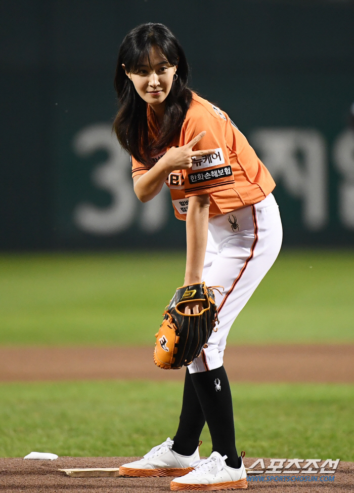  Girls' Generation's Yuri, Hanwha's first pitch for the home game