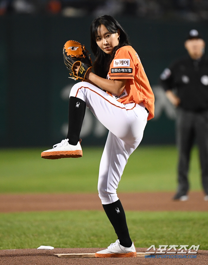  Kwon Yuri wears Eagles uniform and throws a dynamic first pitch