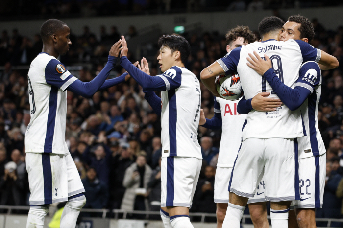  Tottenham leaves after 8 minutes of the first half, Johnson scored three consecutive goals! The first half ended with a 1-0 lead over Karabakh