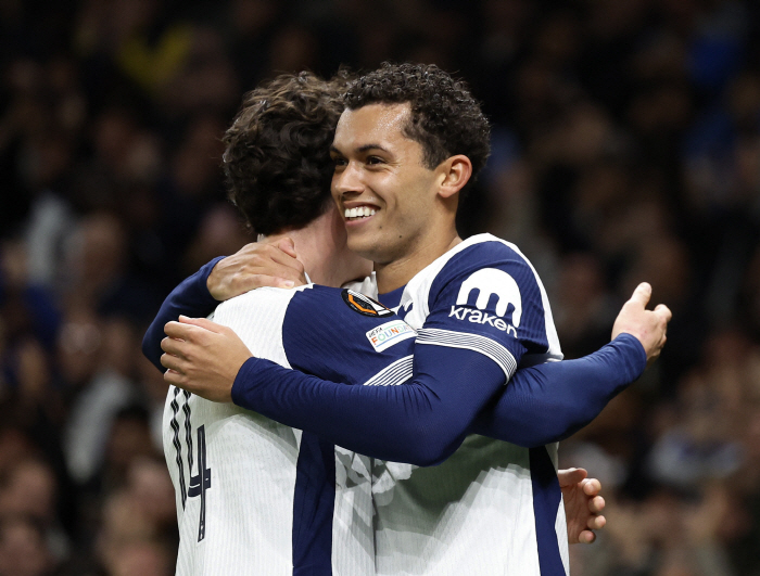  Tottenham leaves after 8 minutes of the first half, Johnson scored three consecutive goals! The first half ended with a 1-0 lead over Karabakh