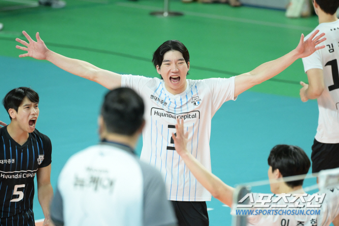 Hyundai Capital, a 52-point joint venture of 'Heo Soo-bong-Leo-Xinpeng', won the cup competition for the first time in 11 years with a 3-2 dramatic reversal in the fifth set for two consecutive days 