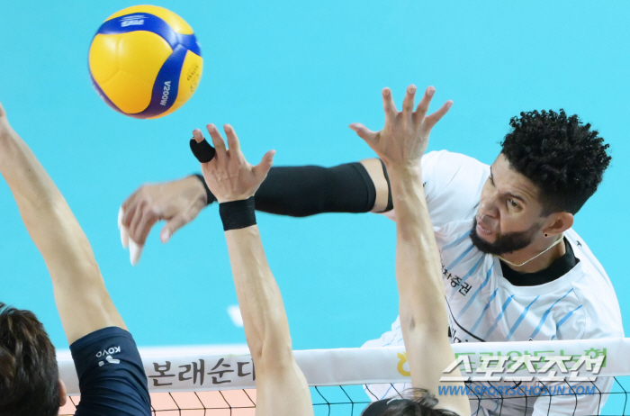 Hyundai Capital, a 52-point joint venture of 'Heo Soo-bong-Leo-Xinpeng', won the cup competition for the first time in 11 years with a 3-2 dramatic reversal in the fifth set for two consecutive days 