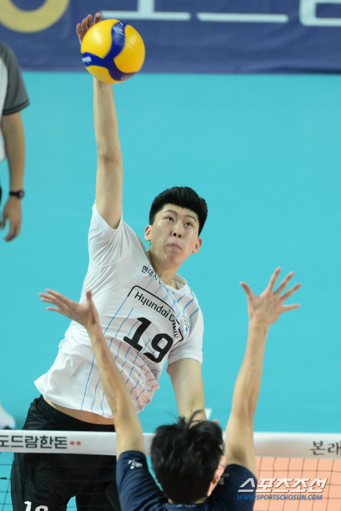 Hyundai Capital, a 52-point joint venture of 'Heo Soo-bong-Leo-Xinpeng', won the cup competition for the first time in 11 years with a 3-2 dramatic reversal in the fifth set for two consecutive days 