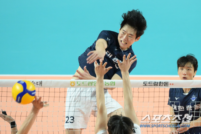 Hyundai Capital, a 52-point joint venture of 'Heo Soo-bong-Leo-Xinpeng', won the cup competition for the first time in 11 years with a 3-2 dramatic reversal in the fifth set for two consecutive days 