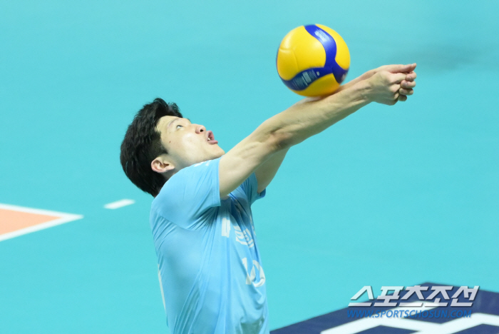 Hyundai Capital, a 52-point joint venture of 'Heo Soo-bong-Leo-Xinpeng', won the cup competition for the first time in 11 years with a 3-2 dramatic reversal in the fifth set for two consecutive days 