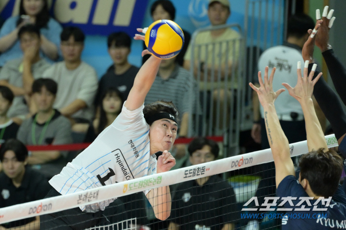 Hyundai Capital, a 52-point joint venture of 'Heo Soo-bong-Leo-Xinpeng', won the cup competition for the first time in 11 years with a 3-2 dramatic reversal in the fifth set for two consecutive days 