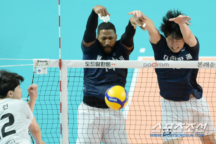 Hyundai Capital, a 52-point joint venture of 'Heo Soo-bong-Leo-Xinpeng', won the cup competition for the first time in 11 years with a 3-2 dramatic reversal in the fifth set for two consecutive days 