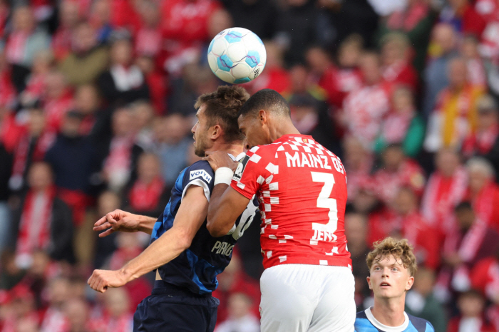  One man left... Lee Jae-sung struggled, Hong Hyun-seok was replaced. Mainz 0-1 Heidenheim ends first half