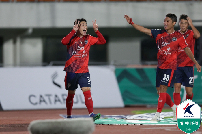 'Lee Dong-joon injury → Lee Dong-kyung net goal'Kim Cheon Sang-soo, Gwangju 2-0 and 3 consecutive wins'Jeon Jin-woo winning goal'Jeon Jin-woo overwhelms 2-1 Jeju (Roundup)