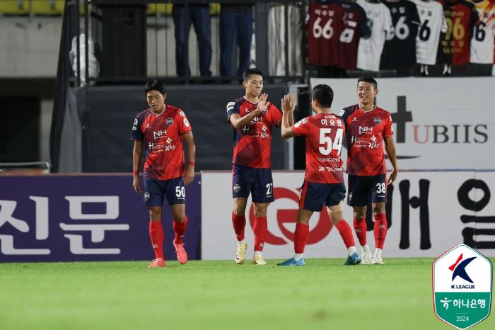 'Lee Dong-joon injury → Lee Dong-kyung net goal'Kim Cheon Sang-soo, Gwangju 2-0 and 3 consecutive wins'Jeon Jin-woo winning goal'Jeon Jin-woo overwhelms 2-1 Jeju (Roundup)