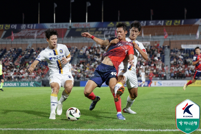 'Lee Dong-joon injury → Lee Dong-kyung net goal'Kim Cheon Sang-soo, Gwangju 2-0 and 3 consecutive wins'Jeon Jin-woo winning goal'Jeon Jin-woo overwhelms 2-1 Jeju (Roundup)