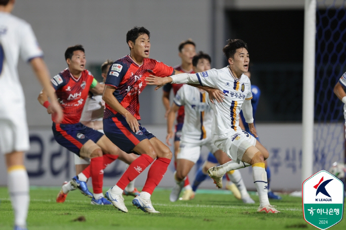 'Lee Dong-joon injury → Lee Dong-kyung net goal'Kim Cheon Sang-soo, Gwangju 2-0 and 3 consecutive wins'Jeon Jin-woo winning goal'Jeon Jin-woo overwhelms 2-1 Jeju (Roundup)