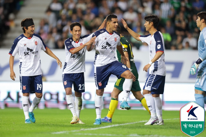 'Lee Dong-joon injury → Lee Dong-kyung net goal'Kim Cheon Sang-soo, Gwangju 2-0 and 3 consecutive wins'Jeon Jin-woo winning goal'Jeon Jin-woo overwhelms 2-1 Jeju (Roundup)