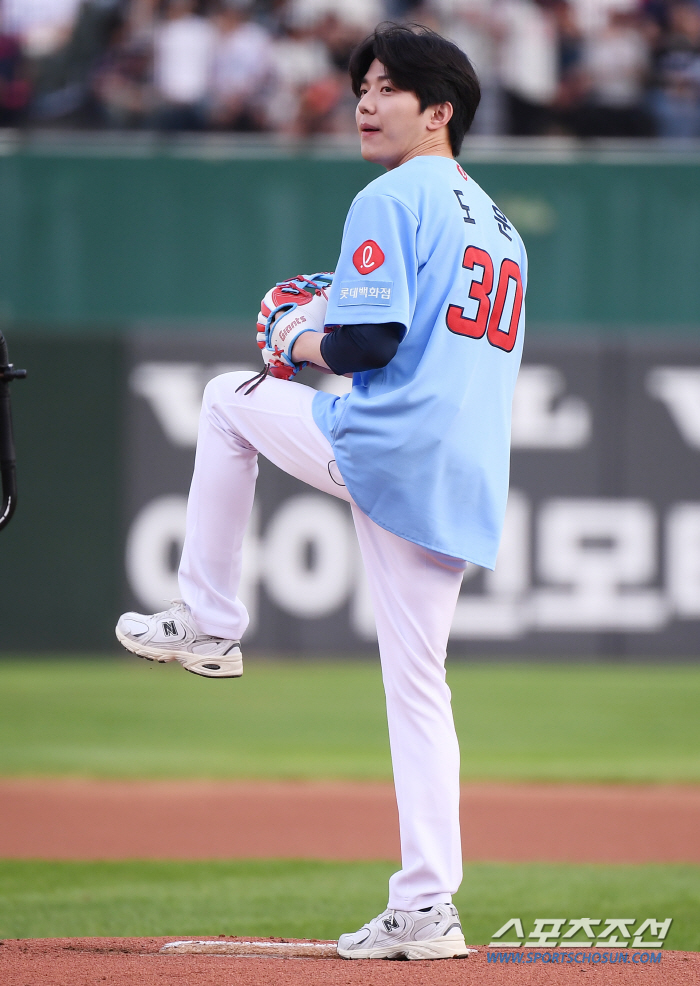  DAY6 Dowoon and Lotte's real fan's first pitch