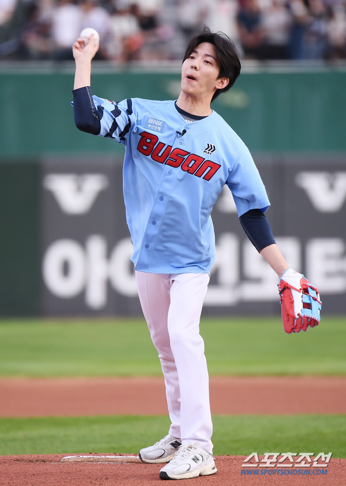  DAY6's Dowoon, Lotte's first pitch for the home game