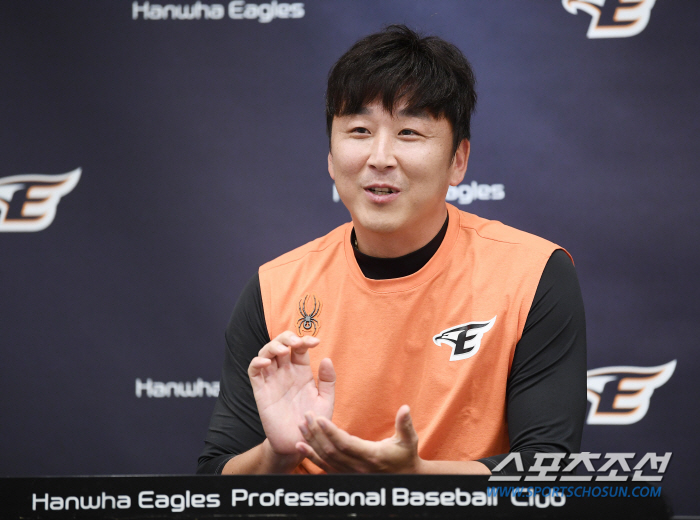 'Because I didn't make you laugh a lot' Tears that I couldn't hold back because I thought of fans, the only KBO pitcher's farewell greeting