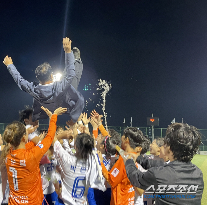 'I've done it in 13 years!Hwacheon KSPO's Jungkut' won the WK League 'K League Legend'Talking about coach Kang Jae-soon 