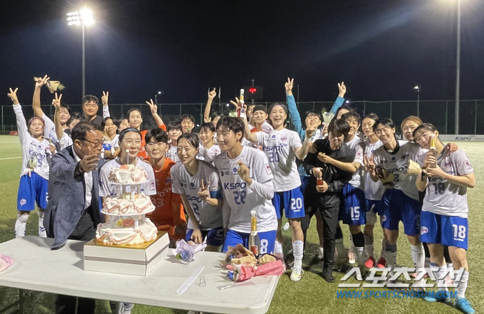 'I've done it in 13 years!Hwacheon KSPO's Jungkut' won the WK League 'K League Legend'Talking about coach Kang Jae-soon 