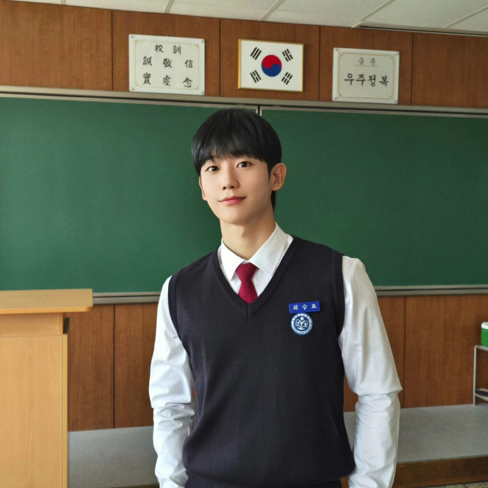 Jeong Hae-in, 36-year-old's amazing ability to pull off school uniforms...I thought you were a 17-year-old high school student