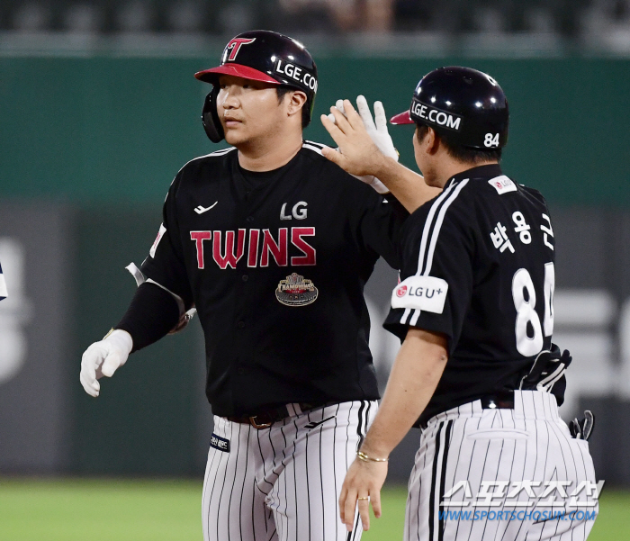 LG's youngest at 24 years old with 100 RBIs... 'I found the 4th of the dynasty. The final game ended with two home runs, six RBIs and 101 RBIs. Yeolryang succeeded in using him early 4 times 