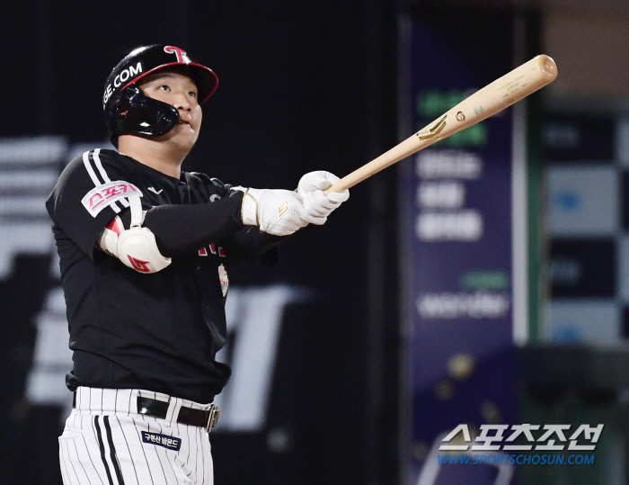 LG's youngest at 24 years old with 100 RBIs... 'I found the 4th of the dynasty. The final game ended with two home runs, six RBIs and 101 RBIs. Yeolryang succeeded in using him early 4 times 