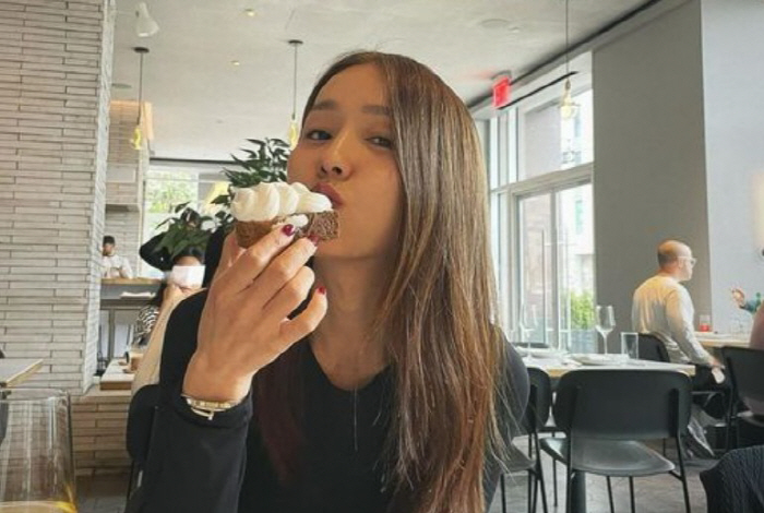 'You look pretty even when you eat' 'New York House' Fin.K.L. Lee Jin, update on the fall mood