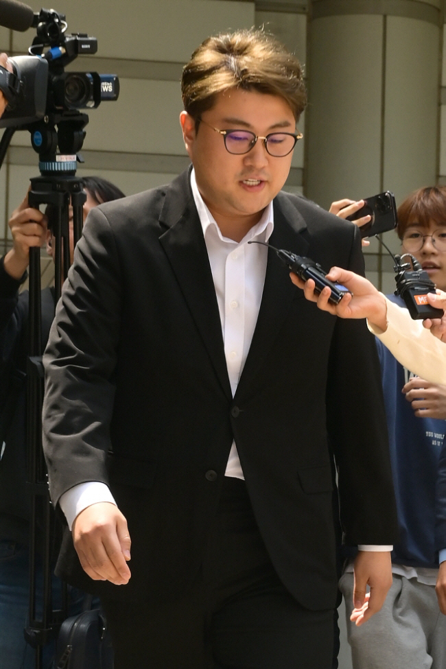  Kim Ho-joong on crutches and the victim also agreed, but the prosecution sentenced him to three and a half years