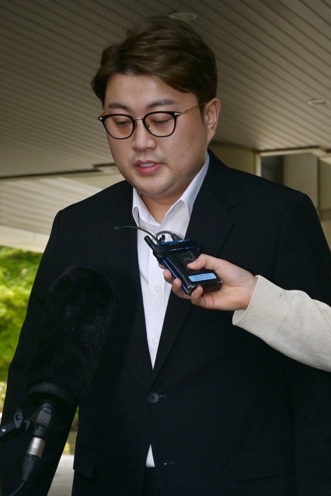  Kim Ho-joong on crutches and the victim also agreed, but the prosecution sentenced him to three and a half years